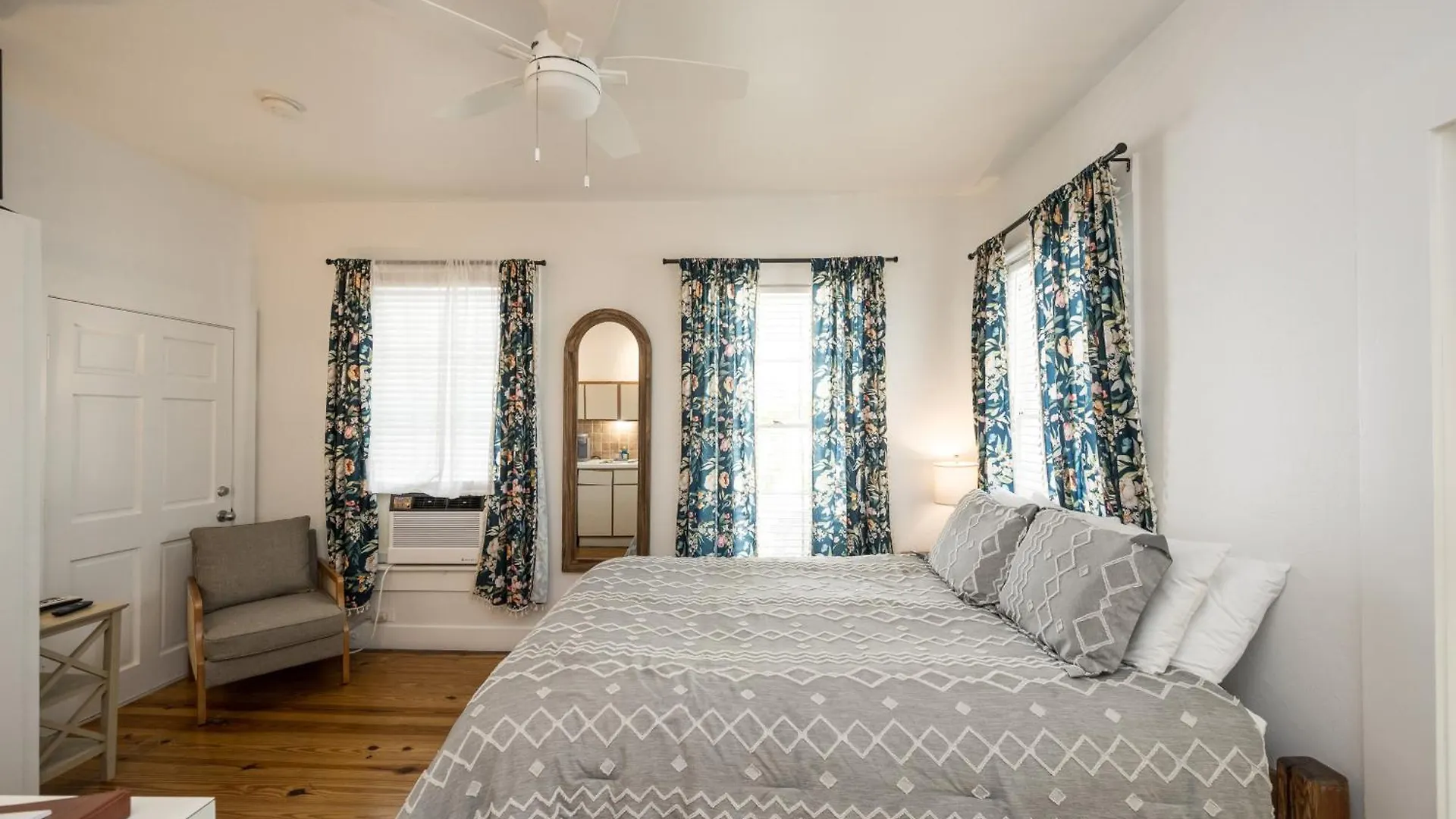 The Speakeasy Inn And Rum Bar Key West Bed & Breakfast